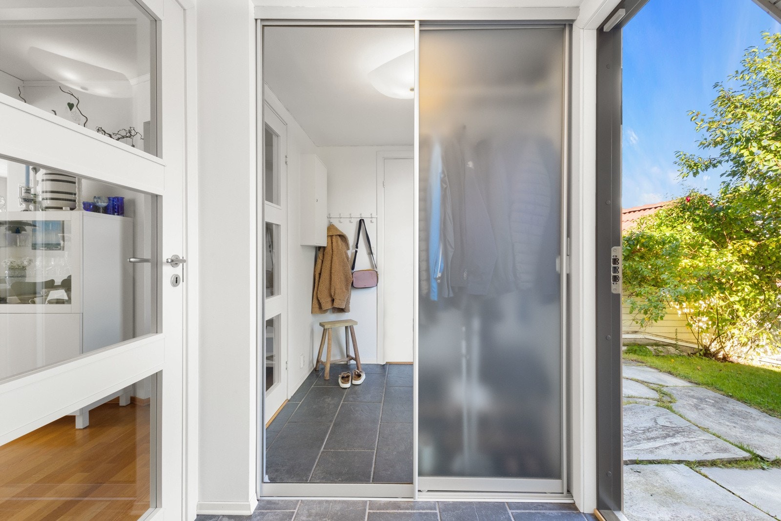 I gangen har man romslig garderobeløsning hvor man kan fra seg yttertøy. Galleribilde