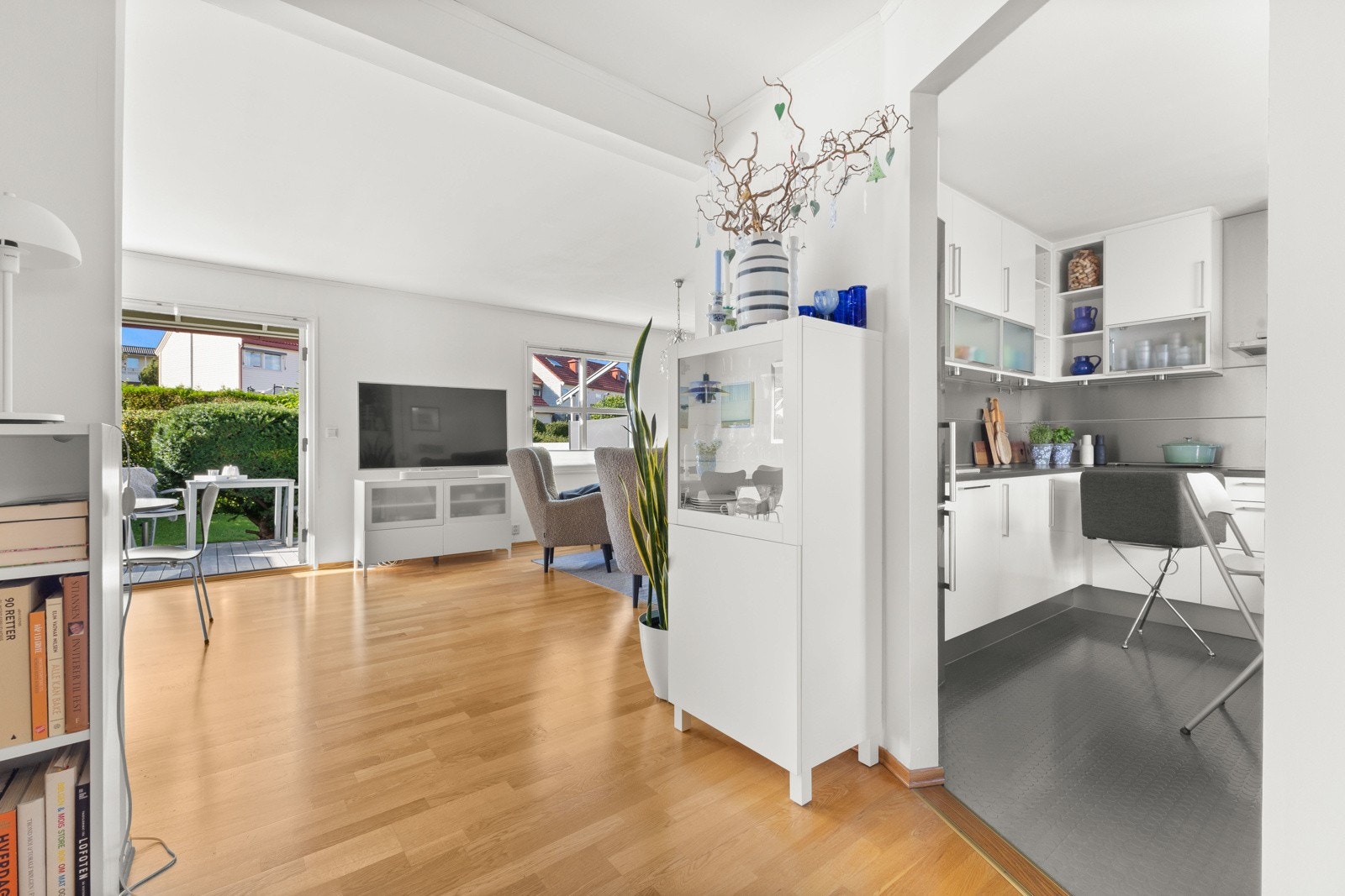 Det er godt med gulvareal i første etasje, som blir hjemmets sosiale sone. Legg merke til de behagelige overgangene mellom rommene. Galleribilde