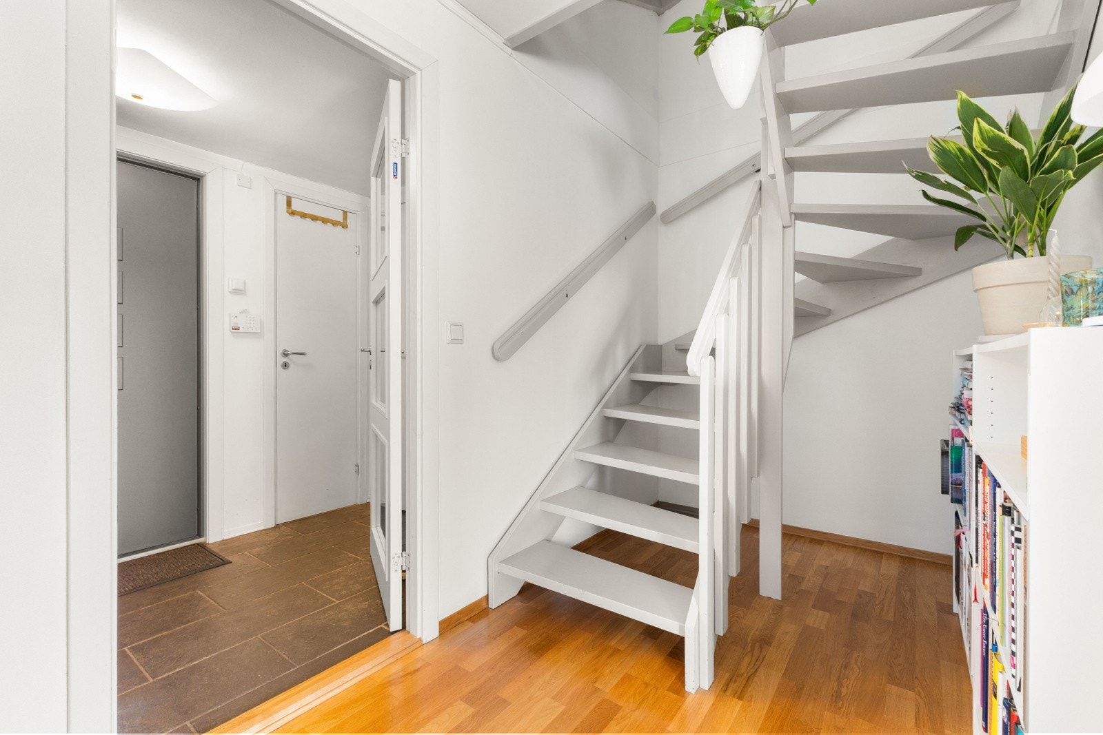 Trappen er i direkte nærhet fra alle rom i 1.etg. Galleribilde