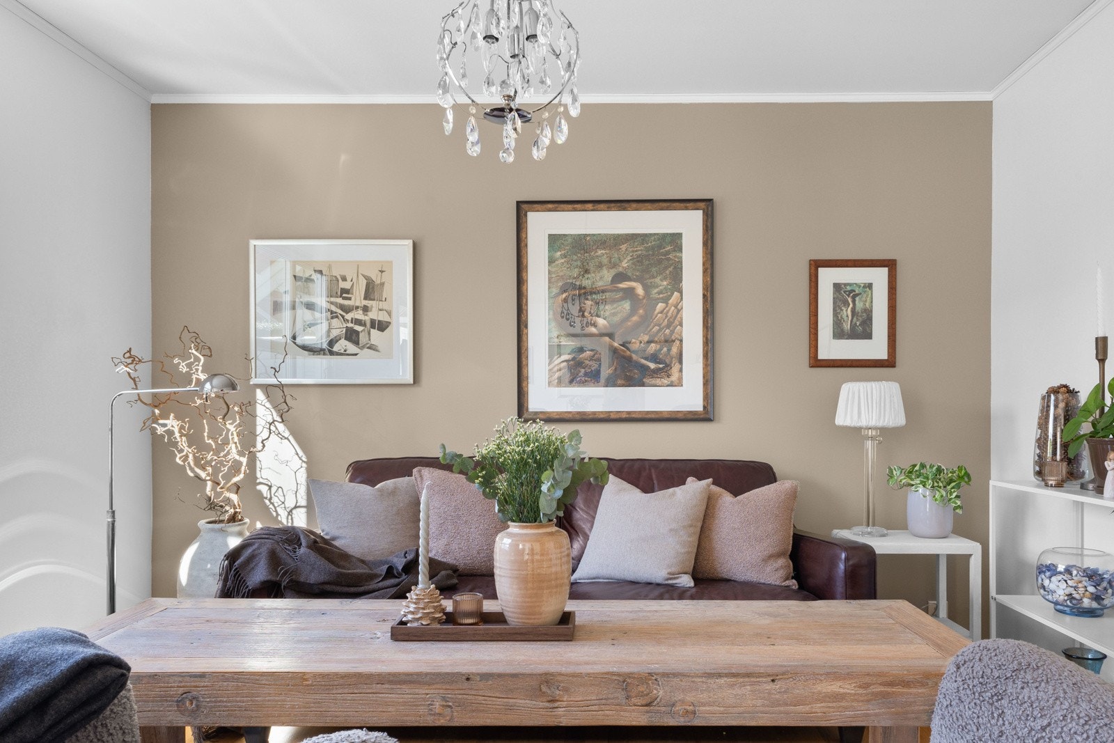 Veggene er malt i duse, delikate fargetoner som står godt til det gylne parkettgulvet. Galleribilde