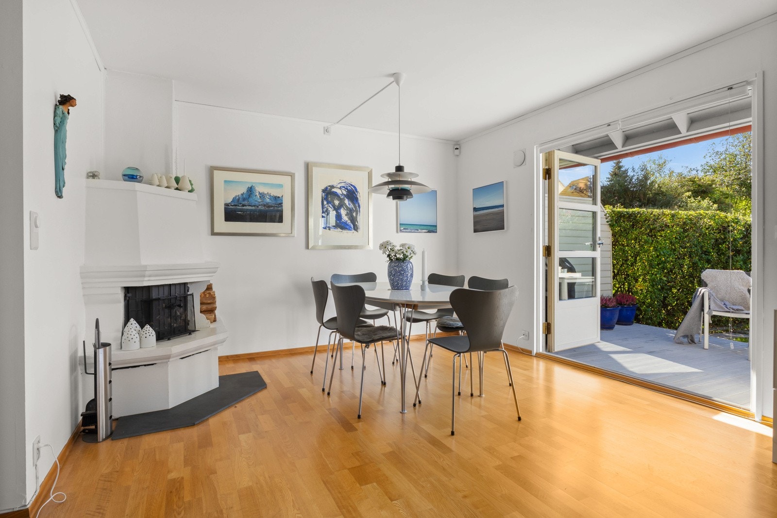 Med dørene åpne blir hagen en del av stuen... Galleribilde