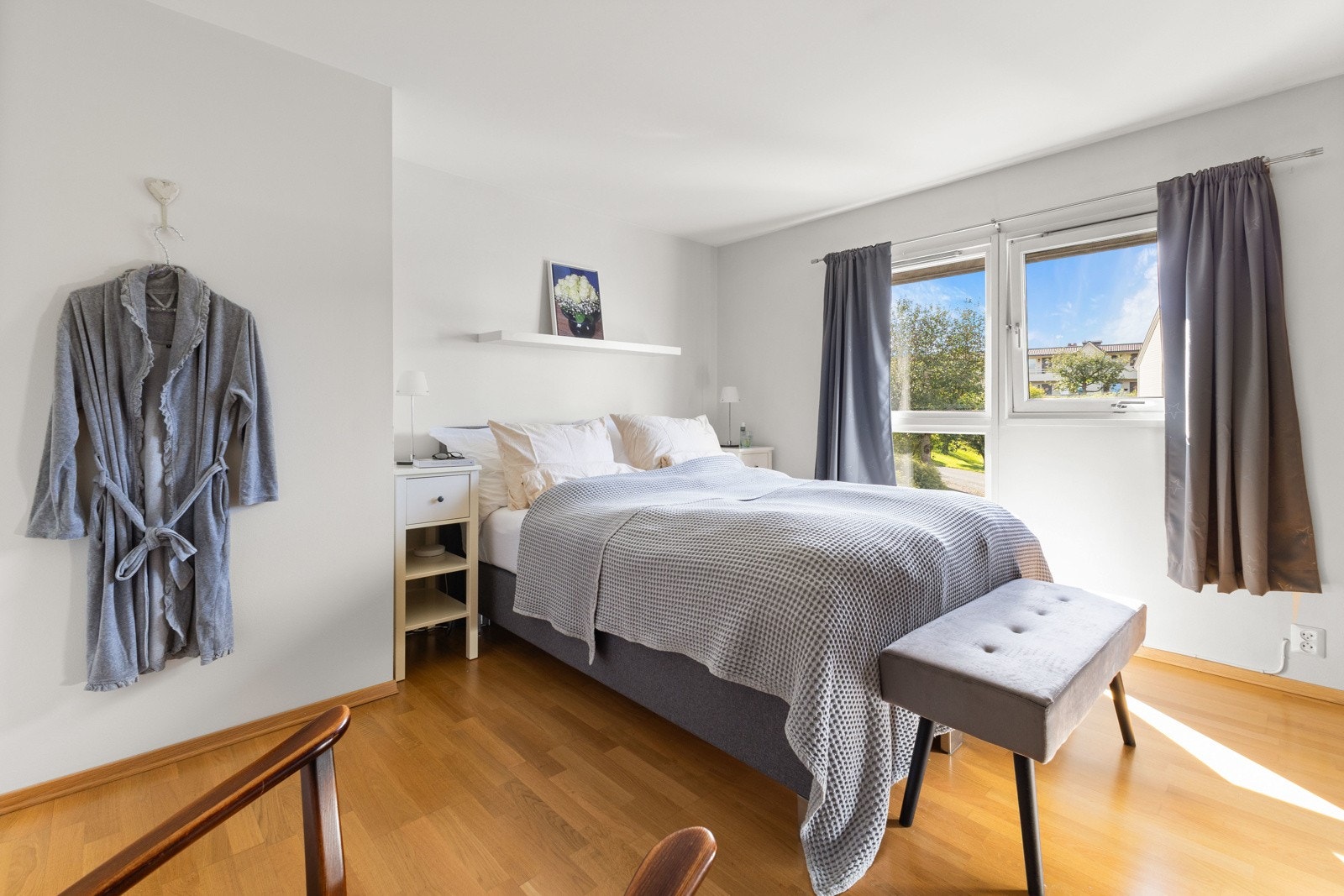 Boligen har to store soverom som kan brukes til hovedrom, samt et mindre soverom. Galleribilde