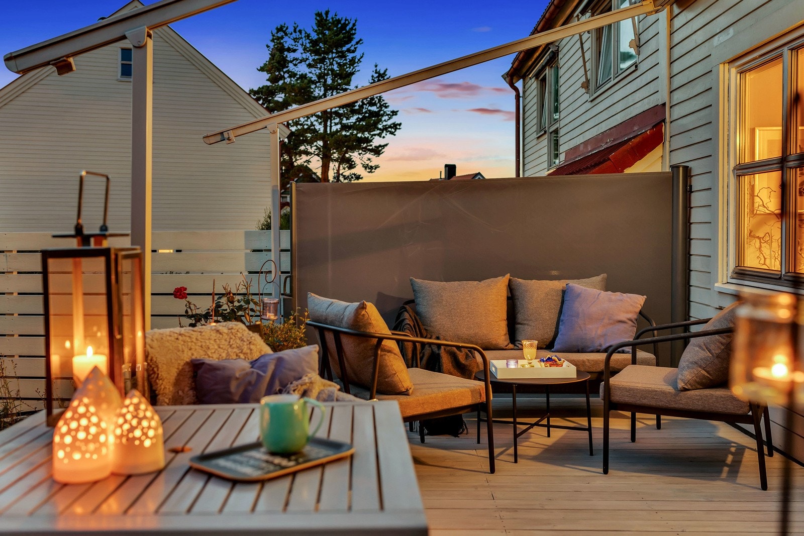 Solrike uteplasser, hage og garasje med elbillader. Galleribilde