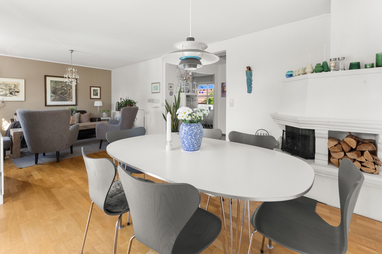 Spisebordet er en fantastisk samlingsplass for famlien midt i hjertet av stuen. Her er det flere møbleringssoner. Galleribilde