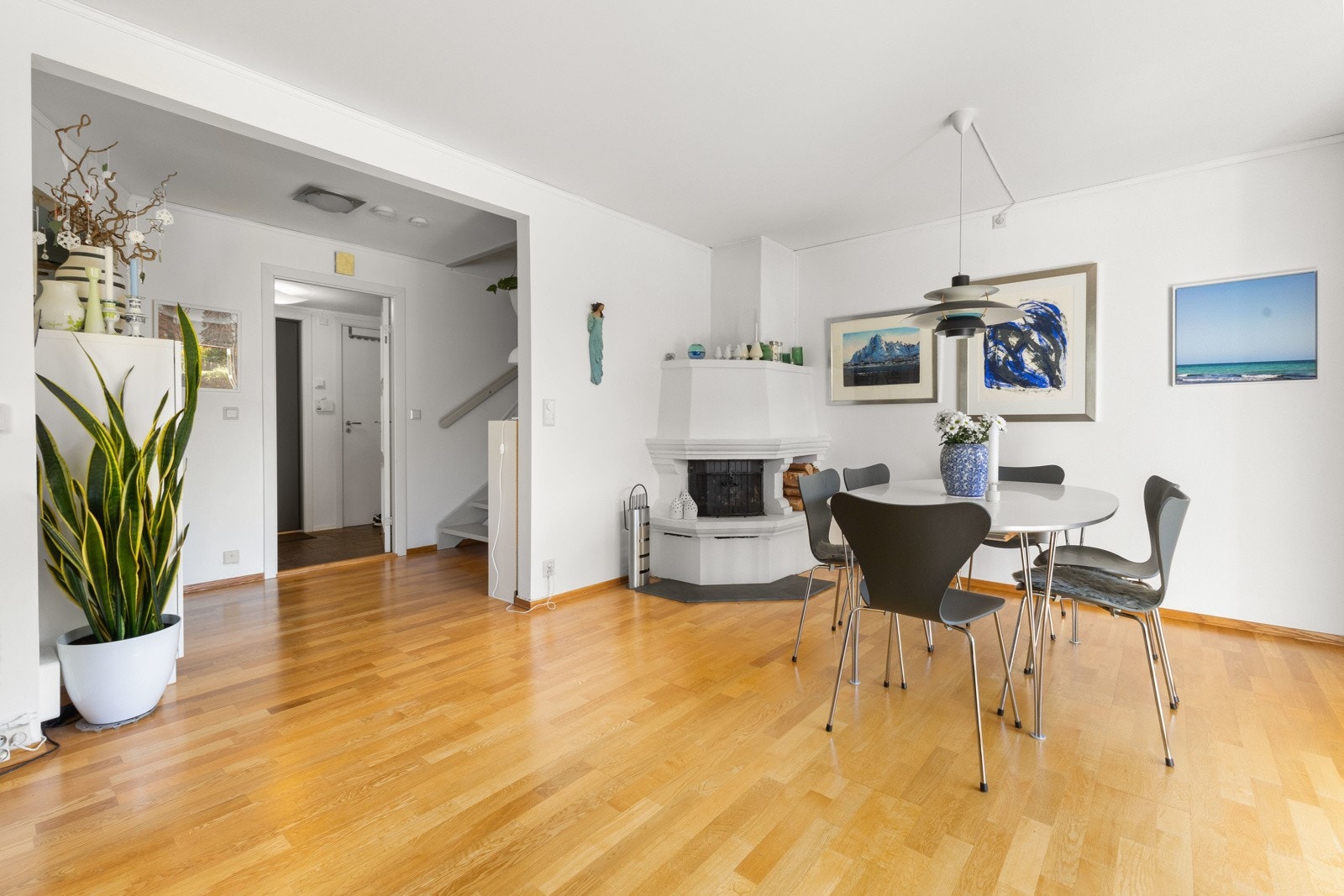 Fra stuen entrer man seperat kjøkken, og trappegang. Galleribilde