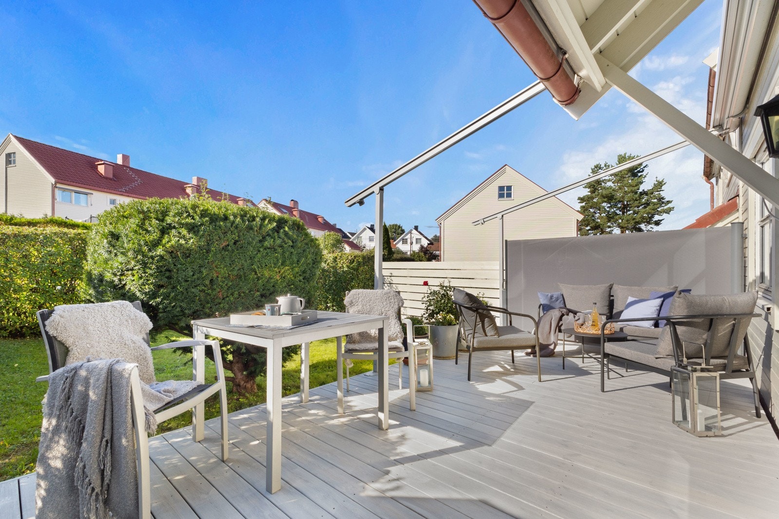 Rekkehuset har uteområder på begge sider av boligen som gir solrike forhold fra to himmelretninger.. Galleribilde