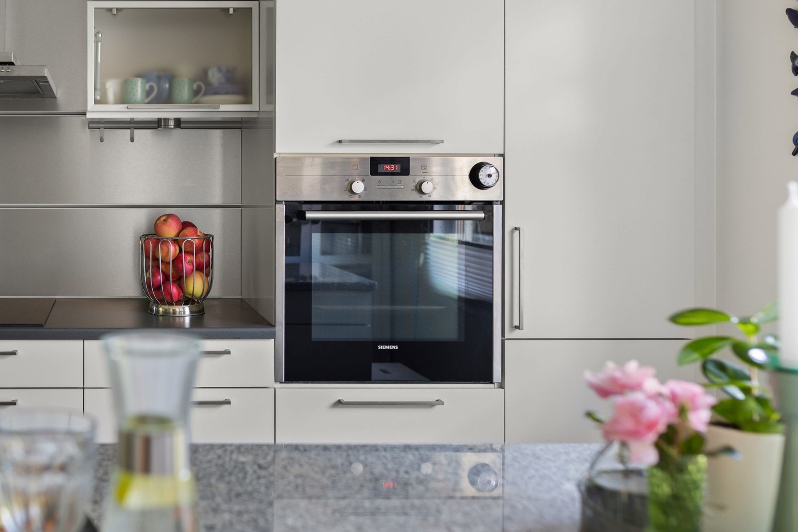 Integrerte hvitevarer som oppvaskmaskin, kjøl-/fryseskap, stekeovn og koketopp, samt ventilator og flere benkestikk. Galleribilde