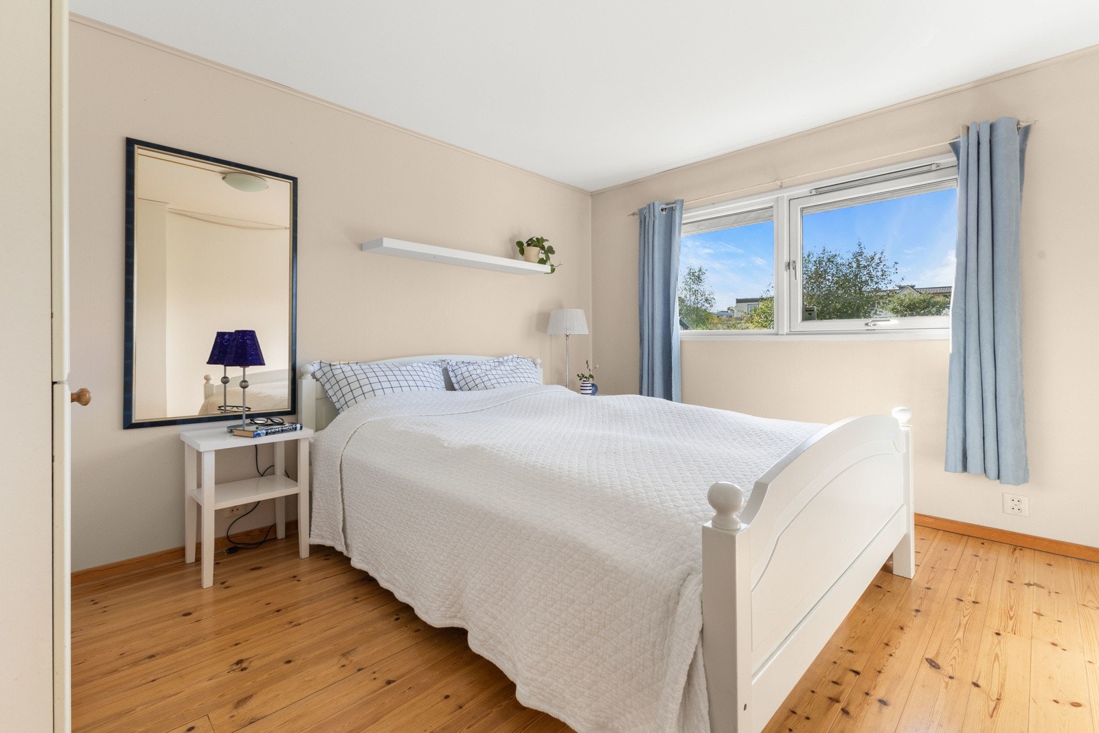 Gode lysinnslipp som gjenspegles i alle soverom. Alle soverom er på samme plan, perfekt for barnefamilier! Galleribilde