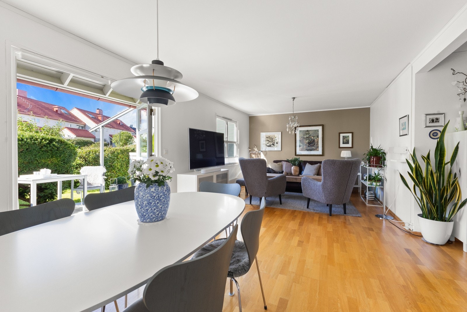 Romslig, luftig og innbydende stue med store vindusoverflater. Terrassen blir som en forlengelse av stuen på sommerhalvåret. Galleribilde