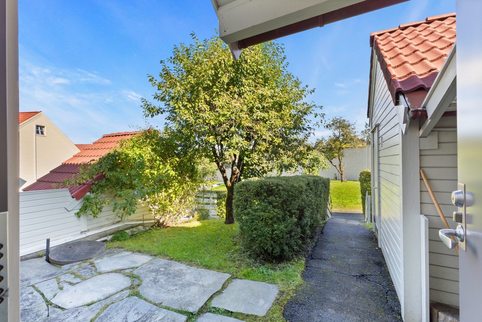 Området fremstår som en grønn oase. En nydelig kombinasjon av sentral beliggenhet og kort vei til grønne omgivelser. Galleribilde