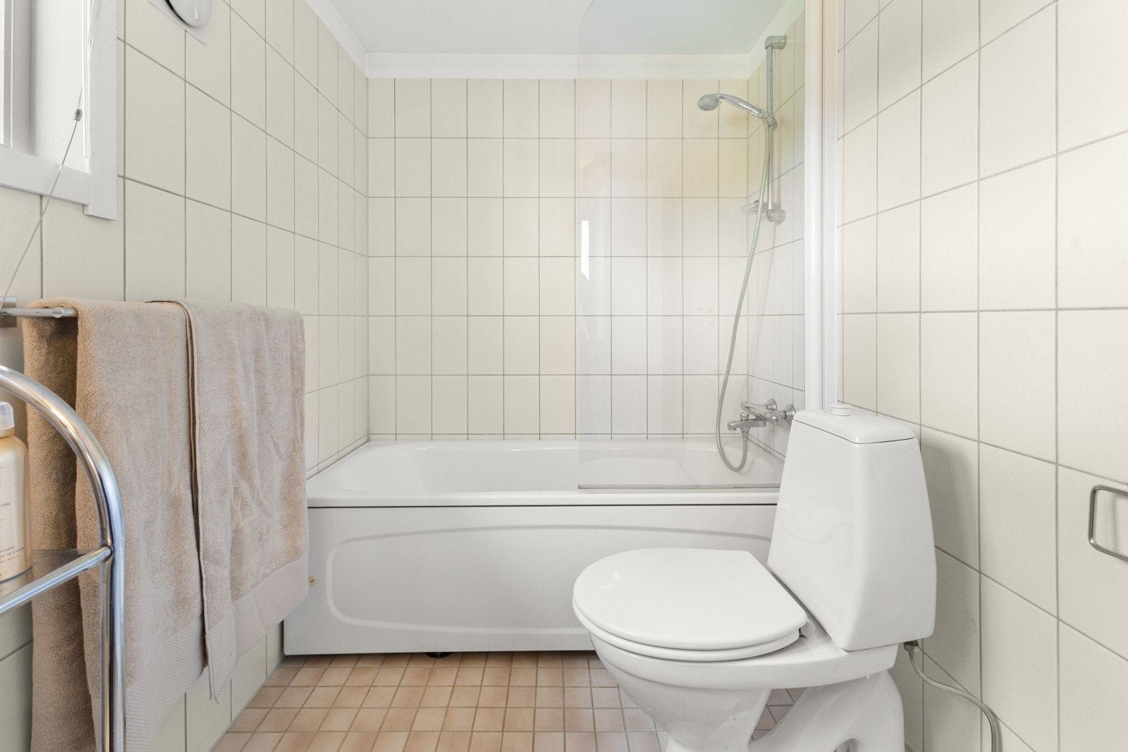 I tillegg er det utstyrt med vegghengt toalett og servant. Varmes opp med gulvvarme. Galleribilde