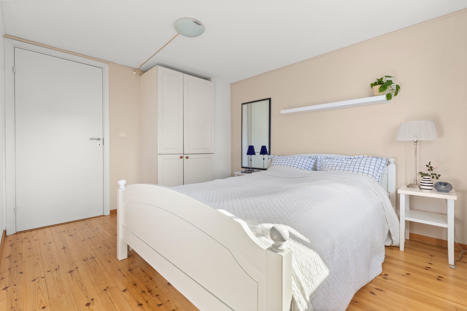 Begge de store rommene har rikelig med plass til stor dobbelseng og garderobeløsning. Galleribilde