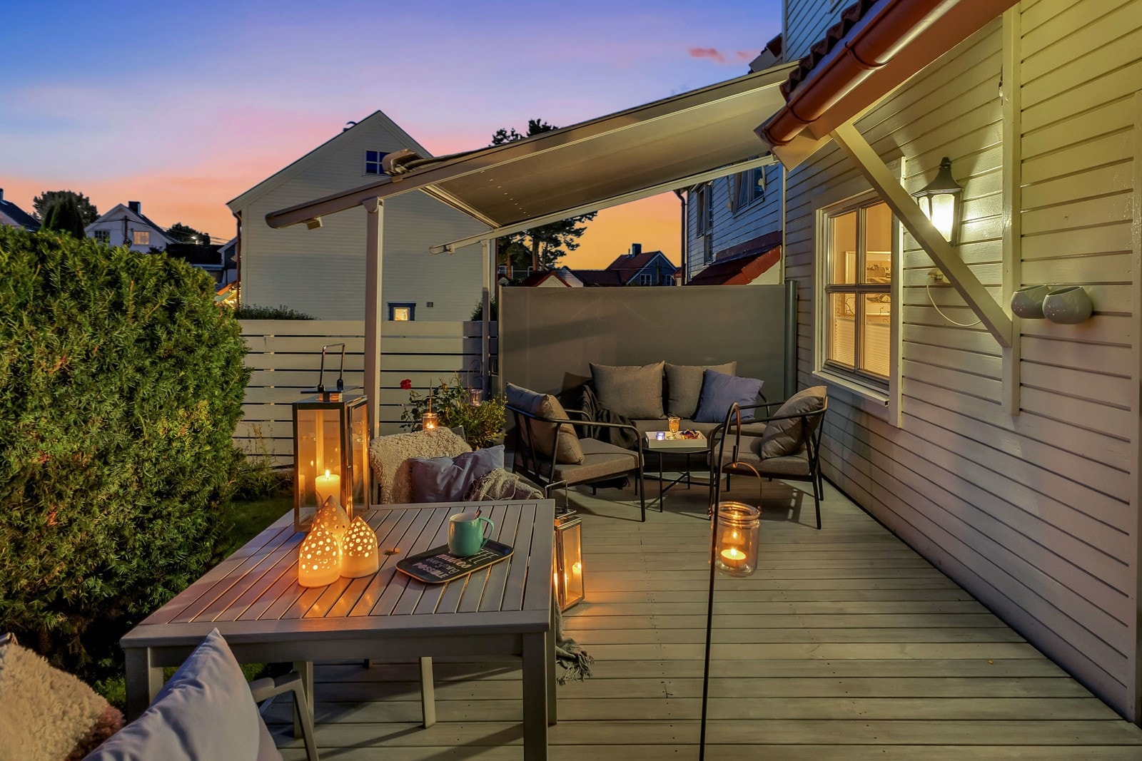 På kvelden forvandler hagen seg til en lun oase. Galleribilde