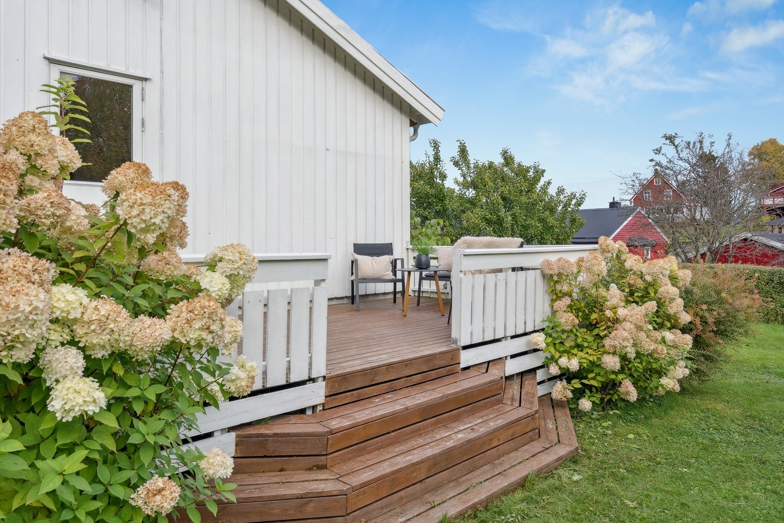 Hagen er en frodig oase med vakre prydbusker. Galleribilde