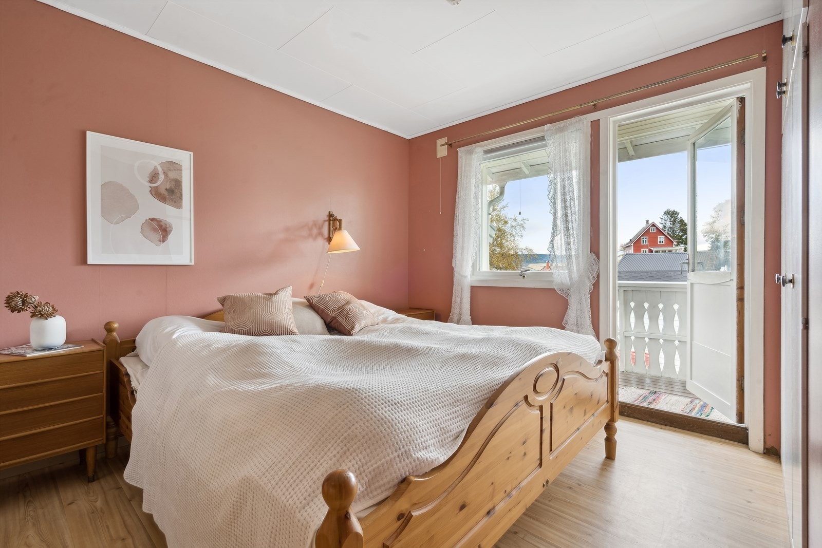 Eneboligen har god plass til en familie med tre fine soverom og et innredet rom i kjelleretasjen. Galleribilde