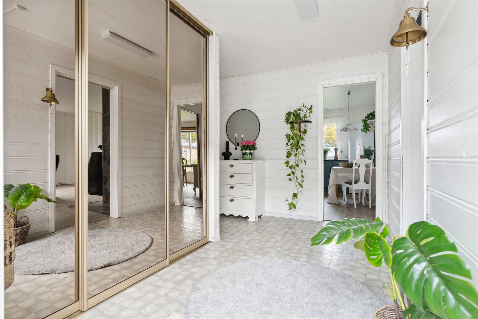 En stor skyvedørsgarderobe i entreen gjør det enkelt å rydde unna klær og sko. Galleribilde