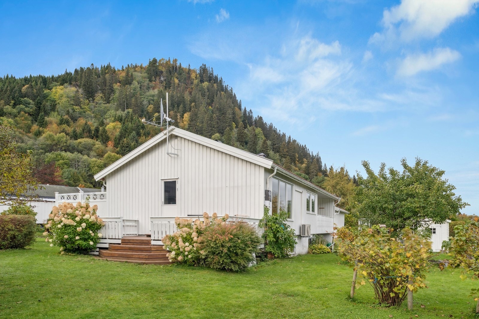 Tomten er på nesten 900 kvm og har en flott, opparbeidet hage. Galleribilde