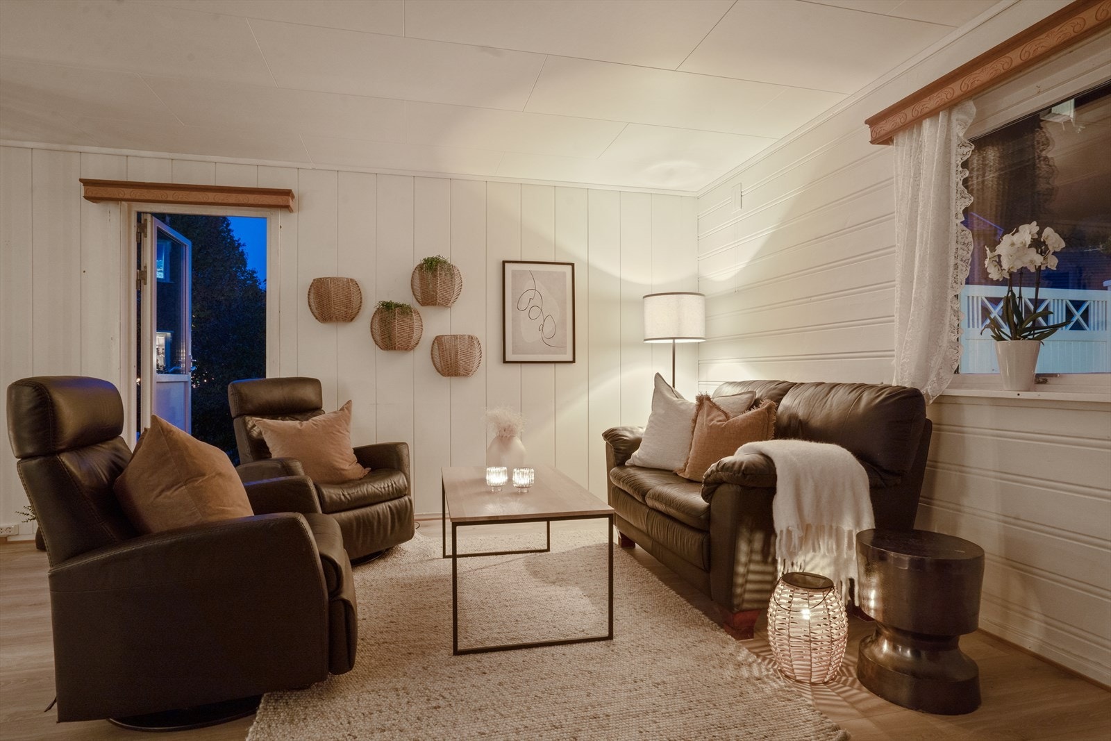 Fra stuen er det utgang til veranda via en dør som var ny i 2017. Galleribilde