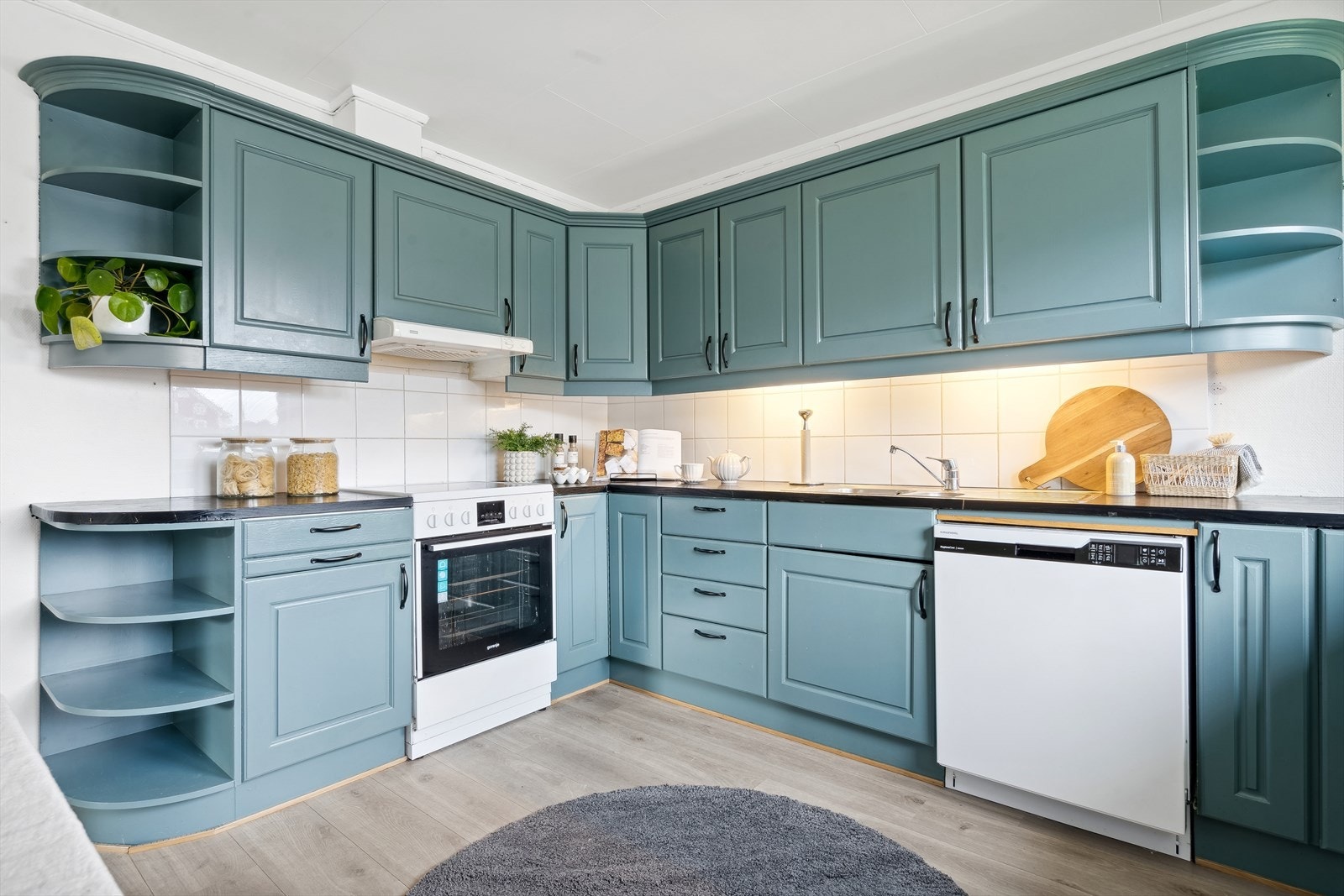 Innredningen har profilerte fronter og åpne hyller som i i nyere tid er malt i en pen grønntone. Galleribilde