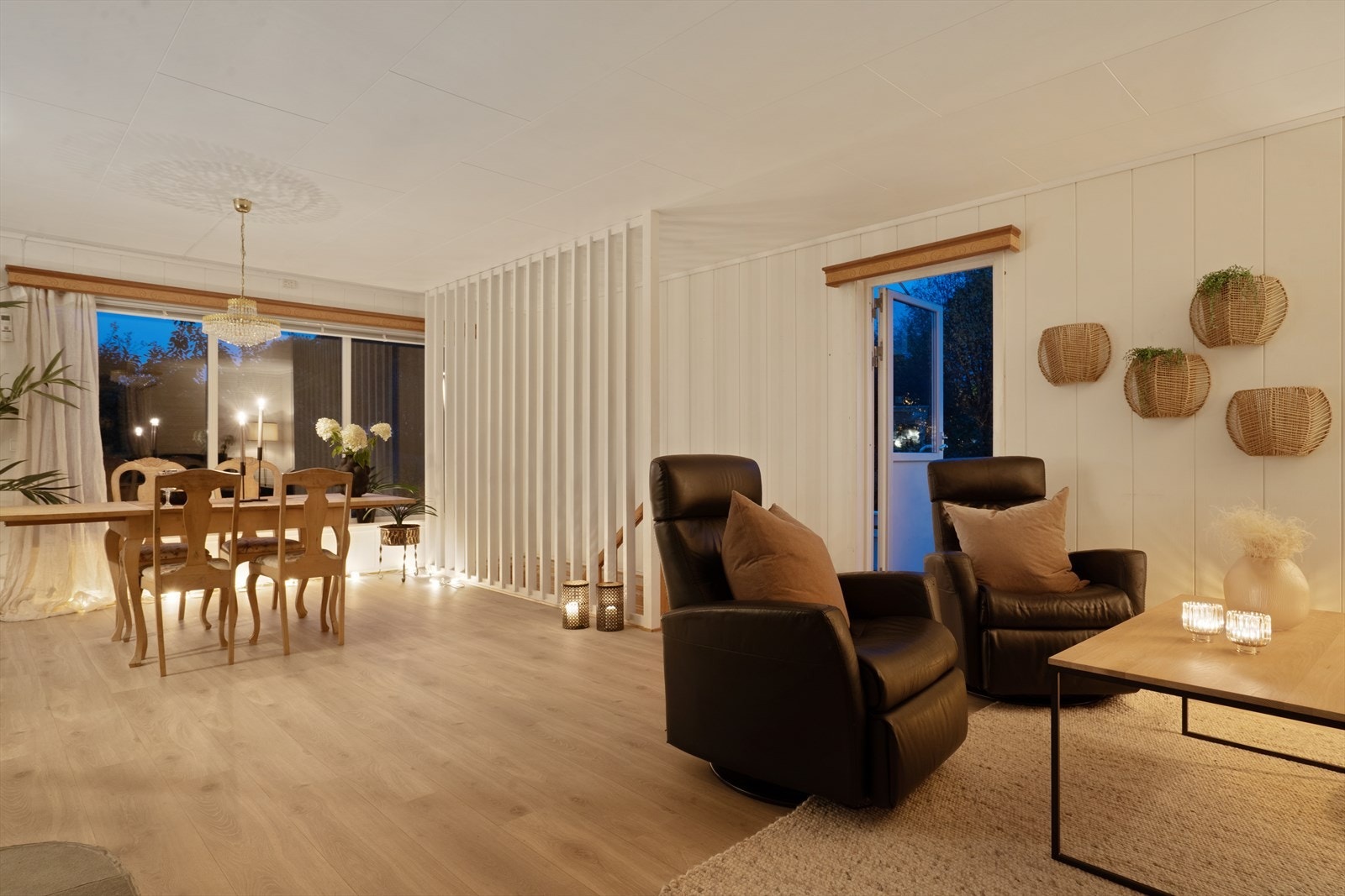 Kombinasjonen av enstavs gulv, lyse vegger og hvitmalt spilevegg mot trappen gir et meget trivelig rom. Galleribilde