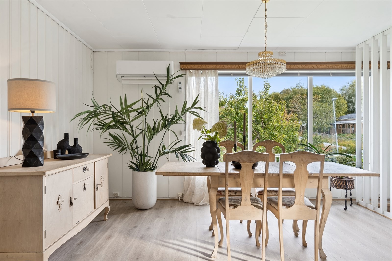 Denne flotte eneboligen er perfekt for en familie som ønsker et lyst og trivelig hjem med god plass. Galleribilde