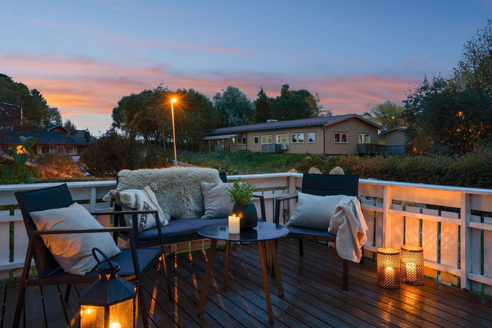 Utenfor stuen ligger en veranda på ca. 19 kvm. Galleribilde