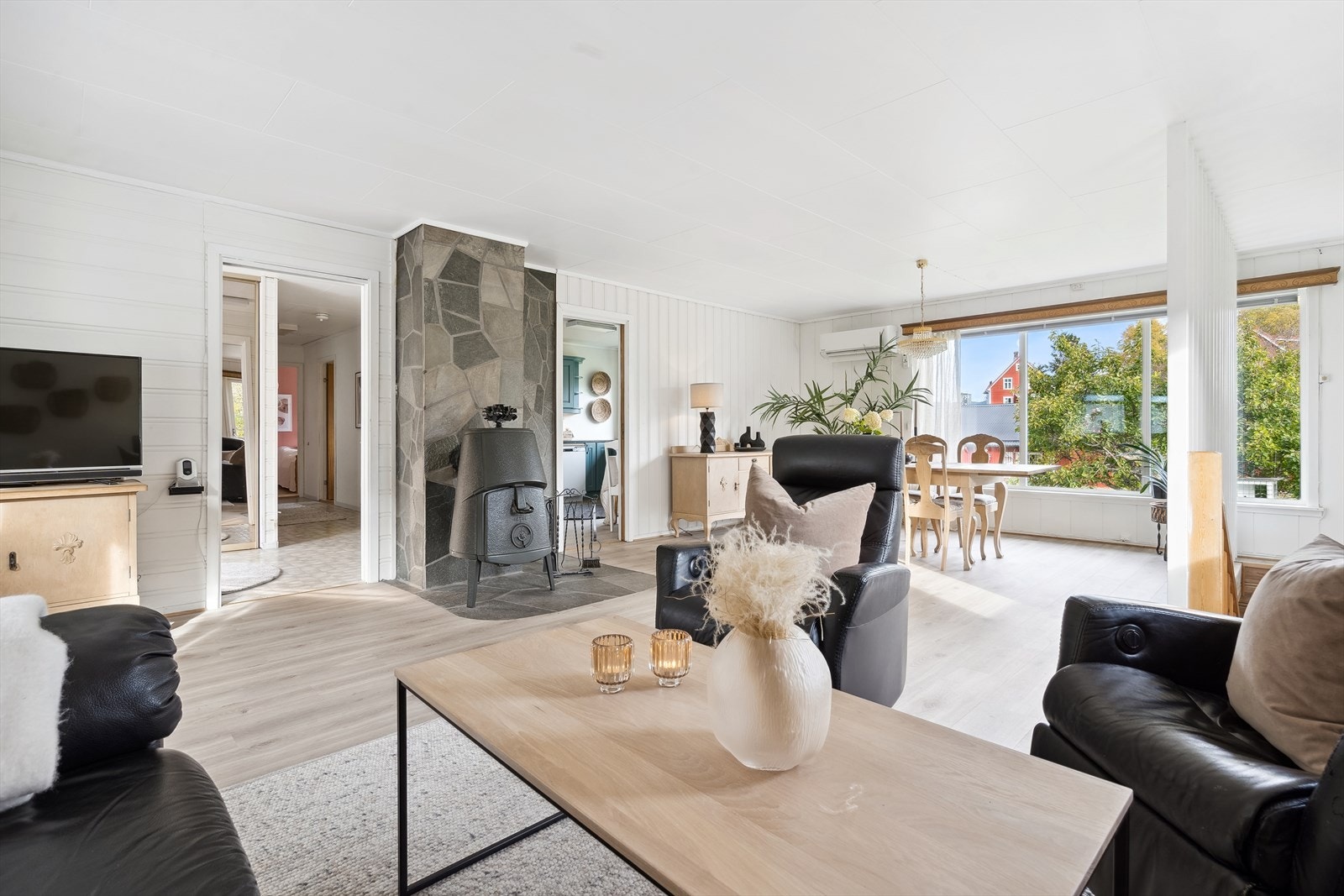 Eiendommen ligger i et landlig, sjønært og barnevennlig boligområde. Galleribilde