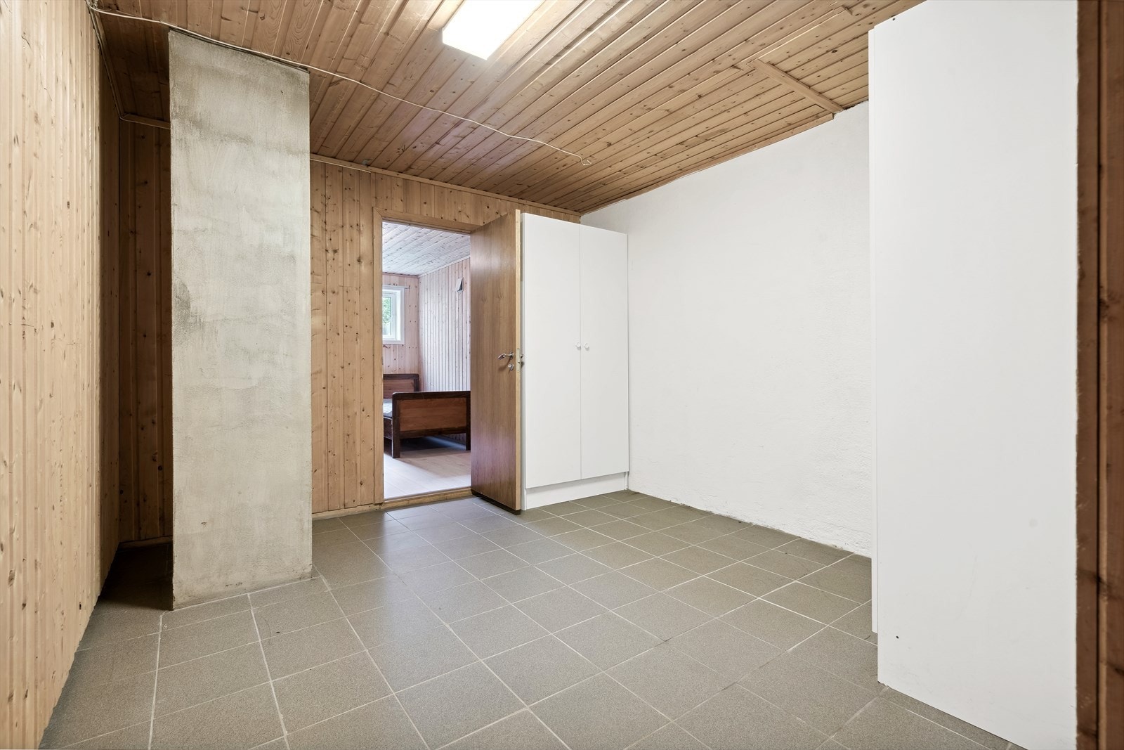 Det er egen inngang i kjelleretasjen til en pen entré og romslig gang med flislagt gulv. Galleribilde