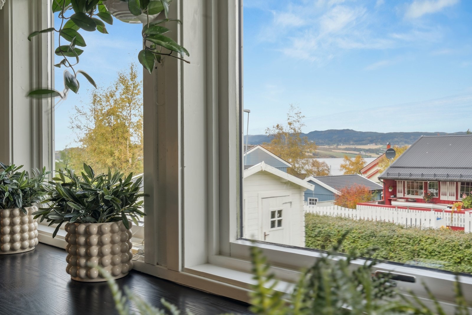 Vinduer over benken gir godt med dagslys til kjøkkenet og samtidig fin utsikt til fjorden. Galleribilde