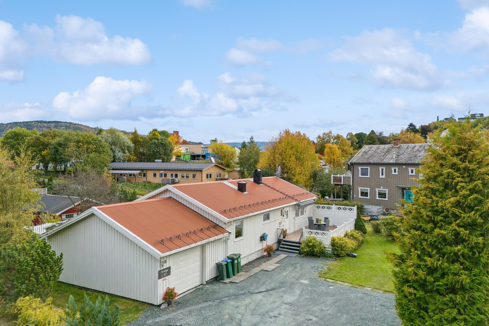 Tomten er opparbeidet med stor, gruset gårdsplass og fin hage. Galleribilde