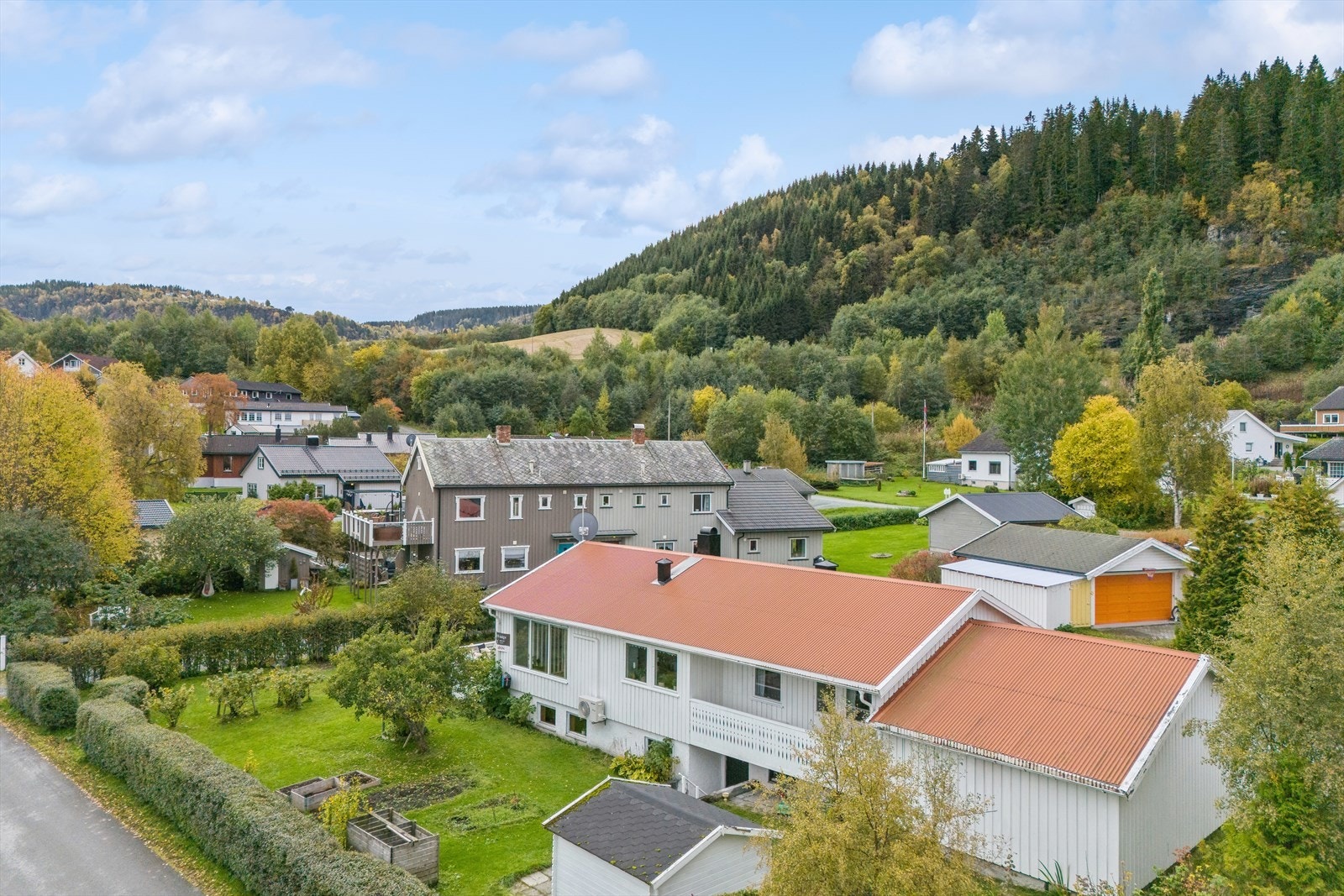 Eiendommen har en svært familievennlig beliggenhet med kort vei til buss og barnehage. Galleribilde
