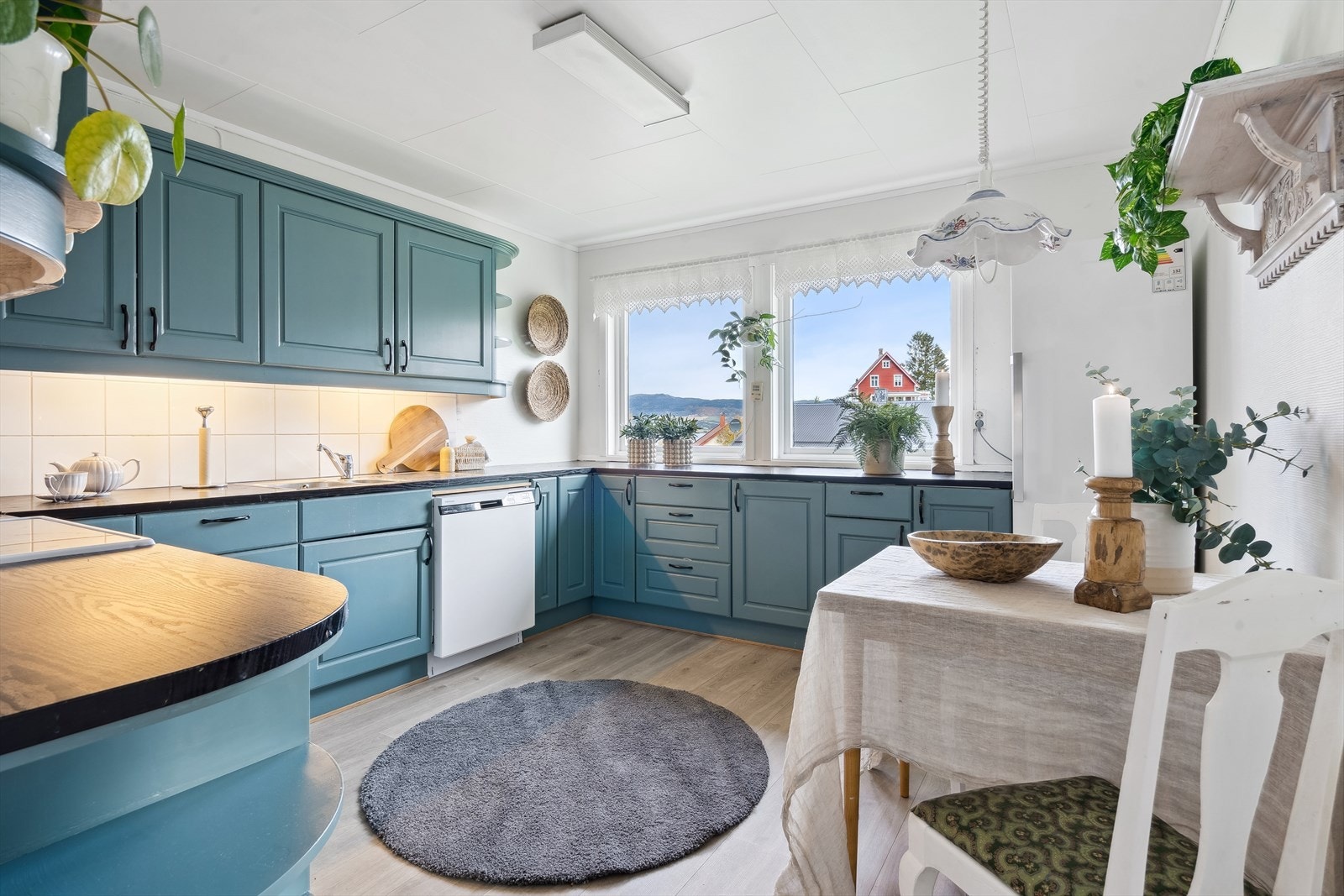 Kjøkkenet ligger i eget rom med funksjonell innredning og plass til frokostbord. Galleribilde