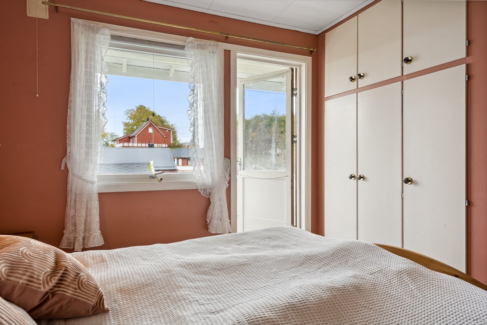 Hovedsoverommet har utgang til egen balkong på 6 kvm. Galleribilde