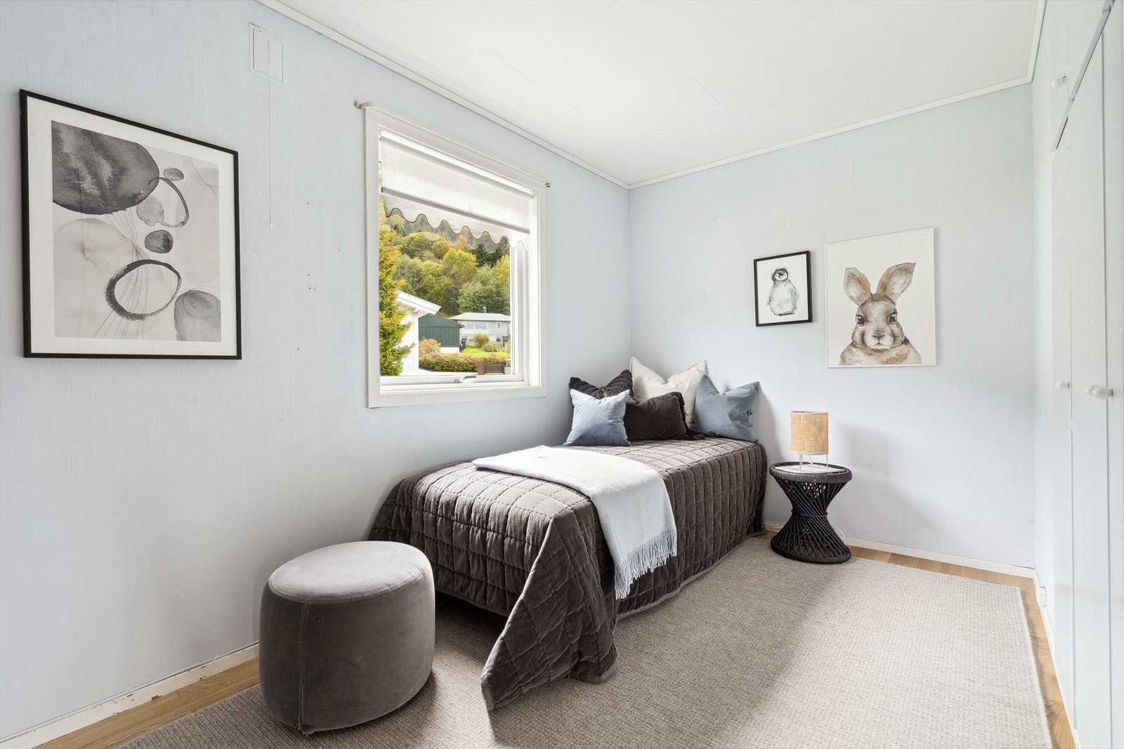 Alle soverommene er utstyrt med plassbygde garderobeskap. Galleribilde