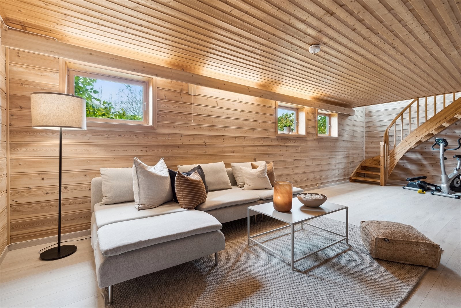 Kjellerstuen er 30,5 kvm med panelte overflater, flere vinduer på langveggen og trapp til stuen i etasjen over. Galleribilde