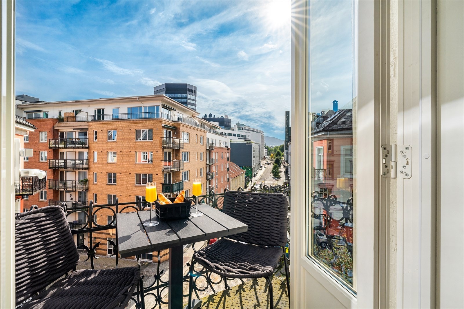 Balkongen er målt til ca. 2 m² og har plass til cafébord med stoler. Galleribilde