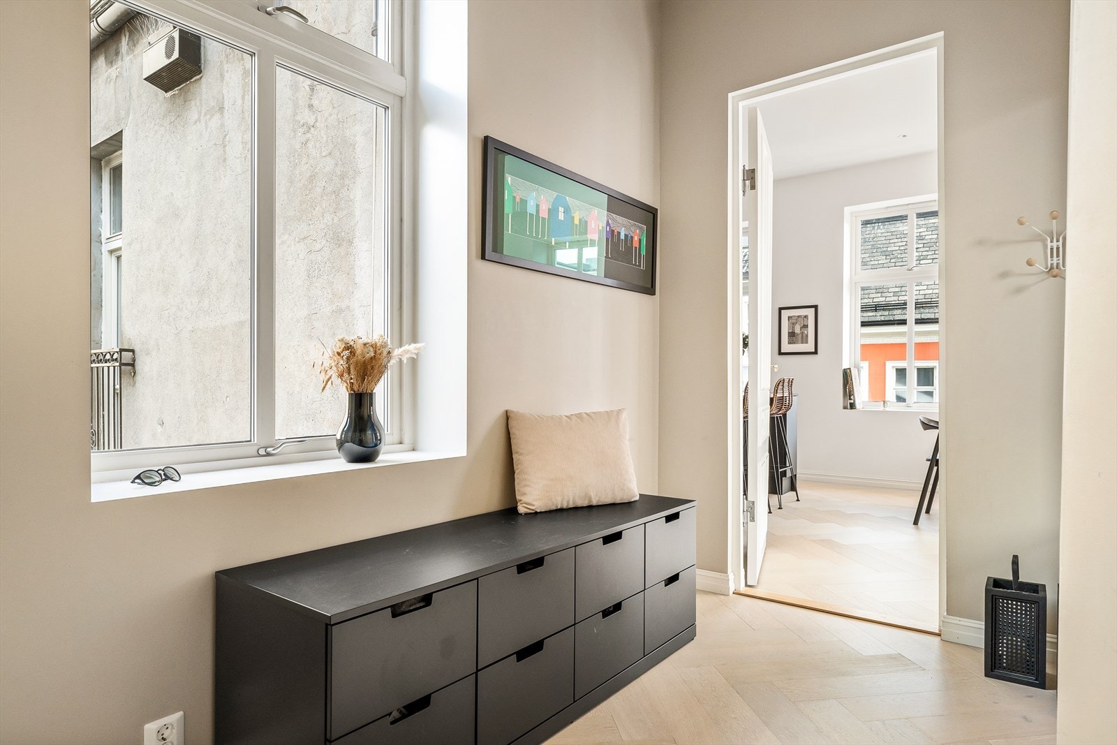 Her legger du umiddelbart merke til de pene overflatene som består av fiskebeinsparkett og slette overflater malt i lyse fargevalg. Galleribilde