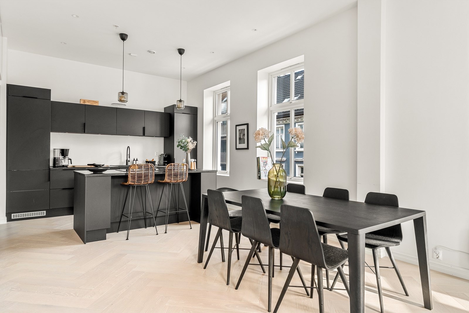 I oppholdsrommet er det lagt varmefolie i gulvet som bidrar til lunt og trivelig inneklima. Galleribilde
