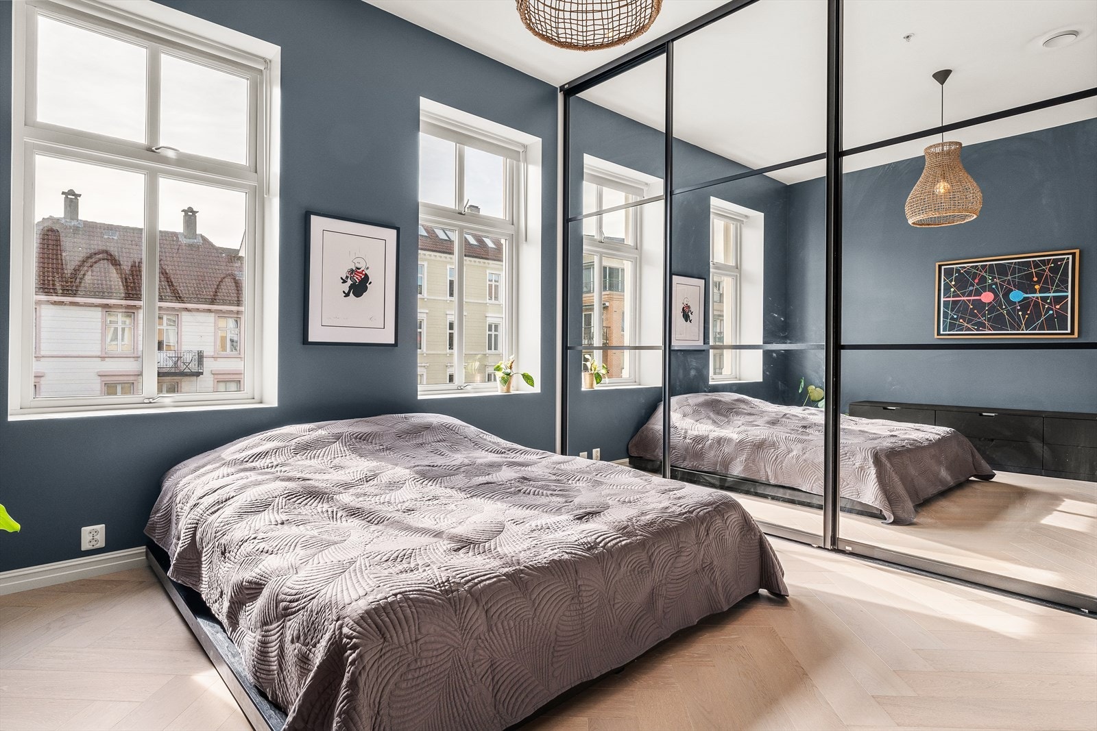 En stor skyvedørsgarderobe (ca. 2021) som går langs hele den ene veggen sørger for rikelig av oppbevaringsplass. Galleribilde
