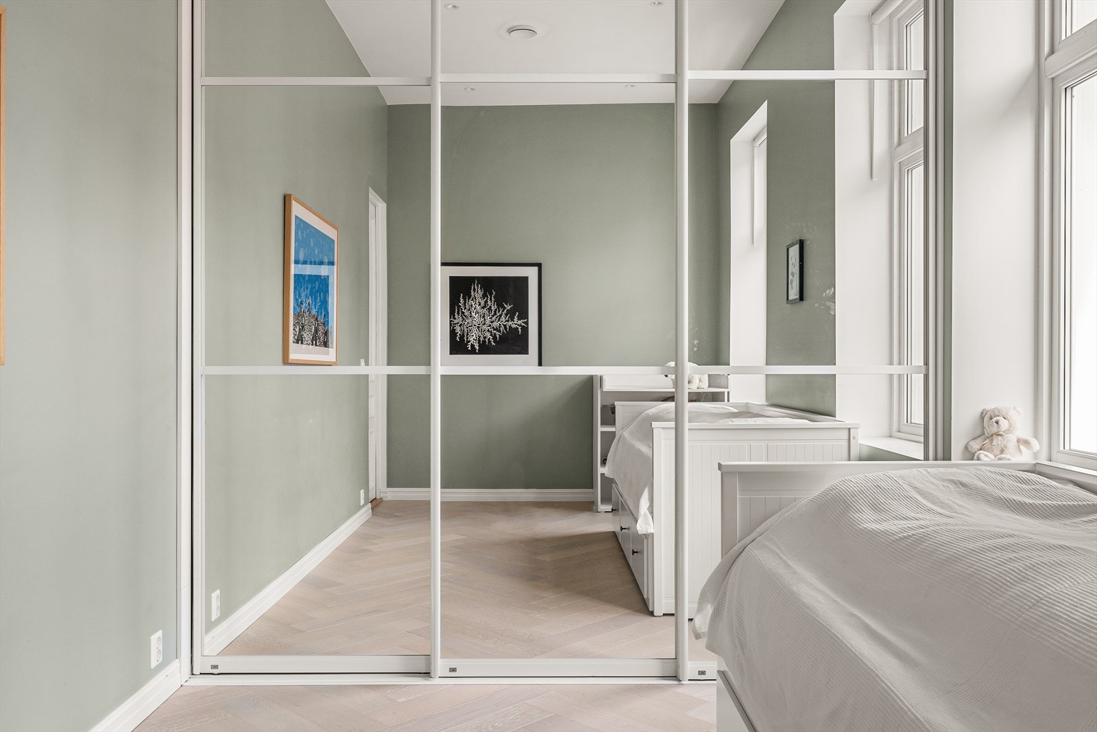Flott skyvedørsgarderobe med rikelig av lagringsplass. Galleribilde