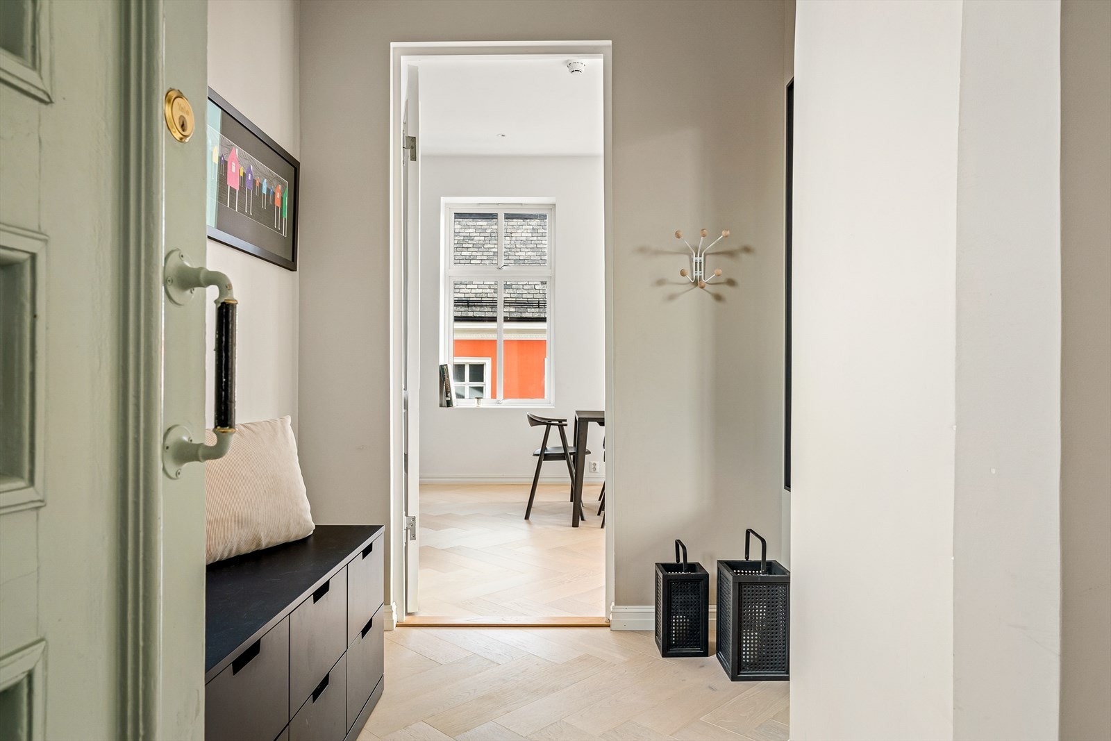 Det første som møter deg når du kommer inn ytterdøren er en lekker entré. Galleribilde