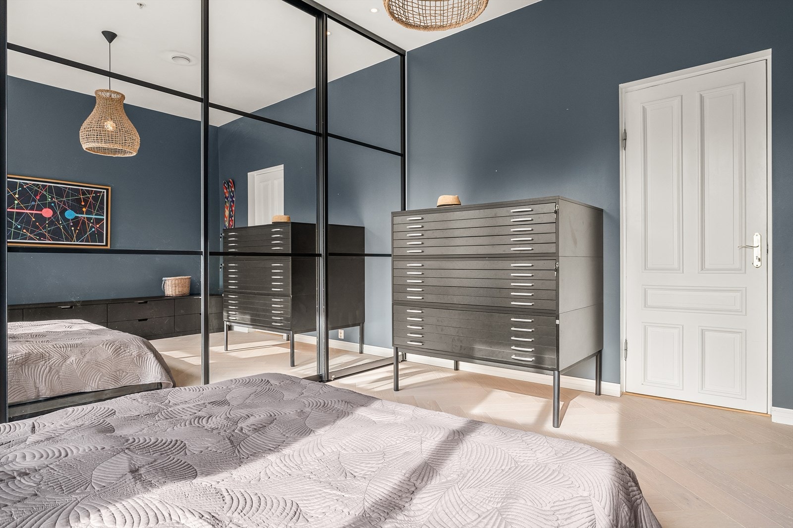 Soverommene måler hhv. 18,7 m² og 11,9 m² og ligger plassert på hver sin kant av leiligheten. Galleribilde