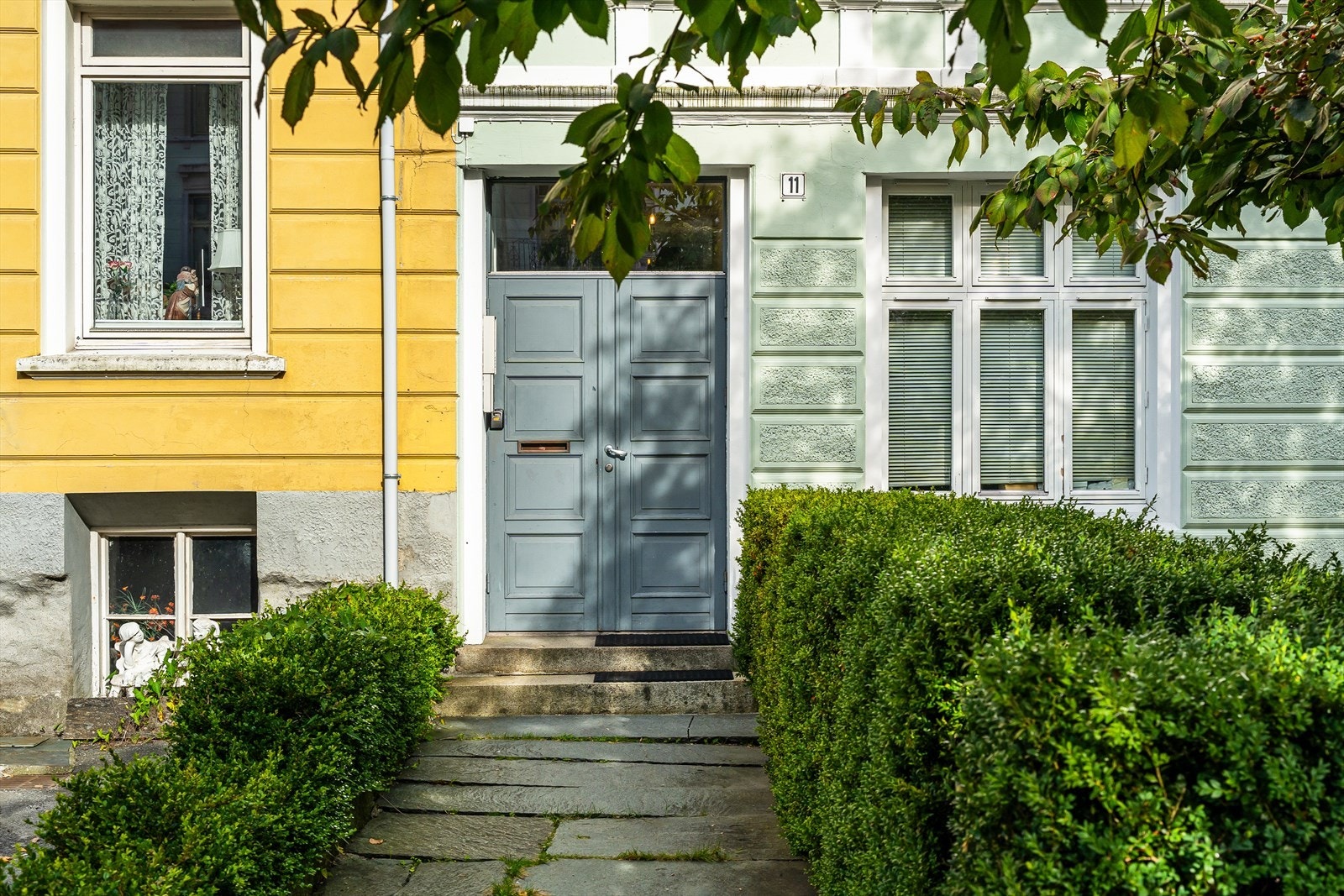 På fasaden finner du utsmykninger, ornamenter og spotlight-belysning som lyser fint opp om kvelden. Galleribilde