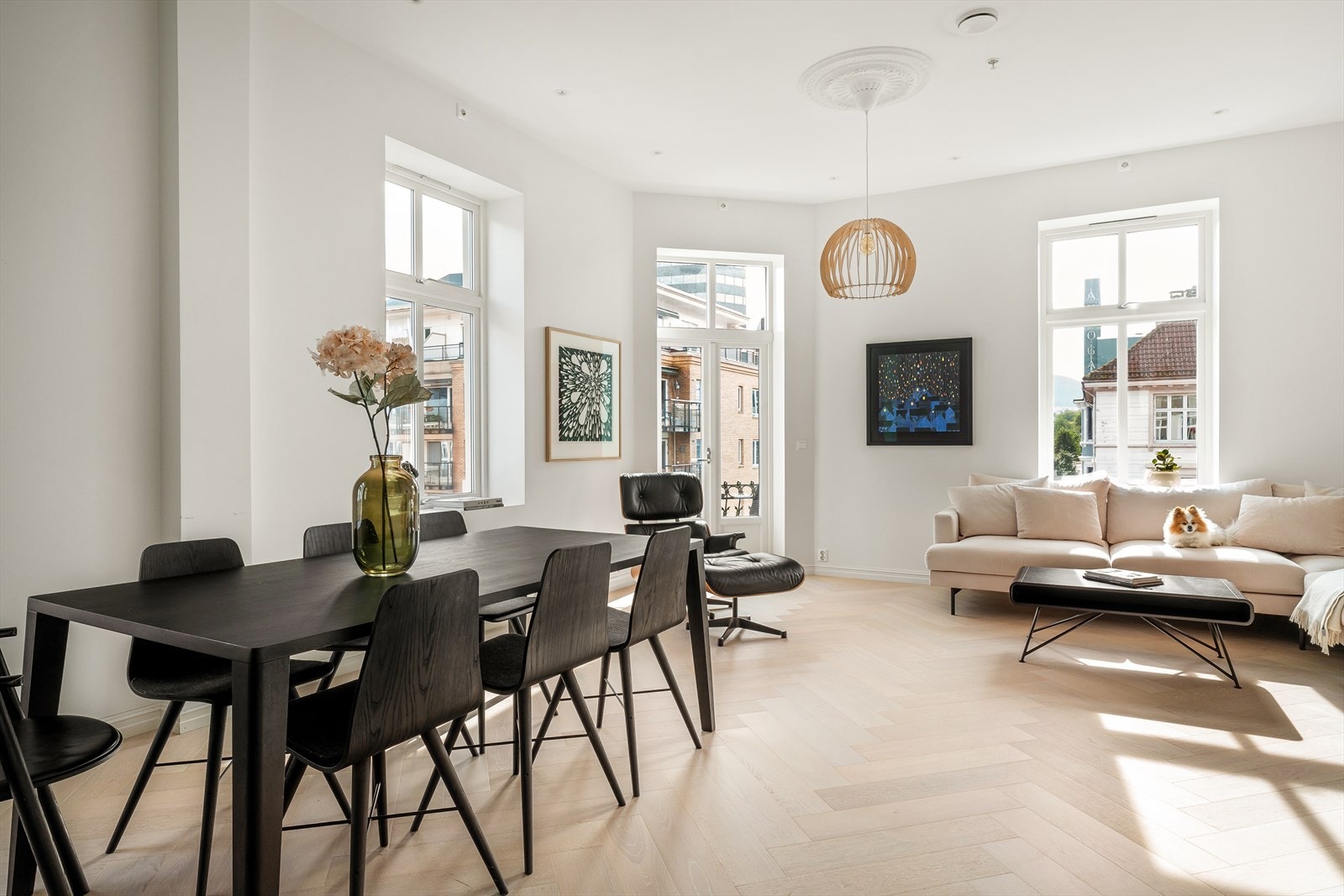 Planløsningen er ellers meget god med rikelig av plass til stor sittegruppe, samt spisestue for hyggelige sammenkomster. Galleribilde