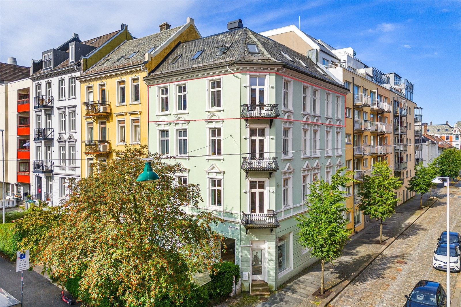 Leiligheten ligger i byggets fjerde etasje. Galleribilde