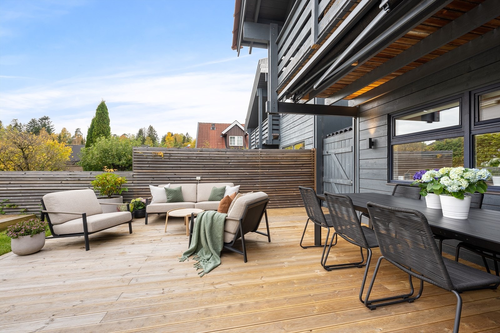 Det er montert en praktisk terrassemarkise over terrassen - Den skjermer godt mot både sol og regn, og gjør at terrassen kan brukes både vår, sommer og høst. Galleribilde