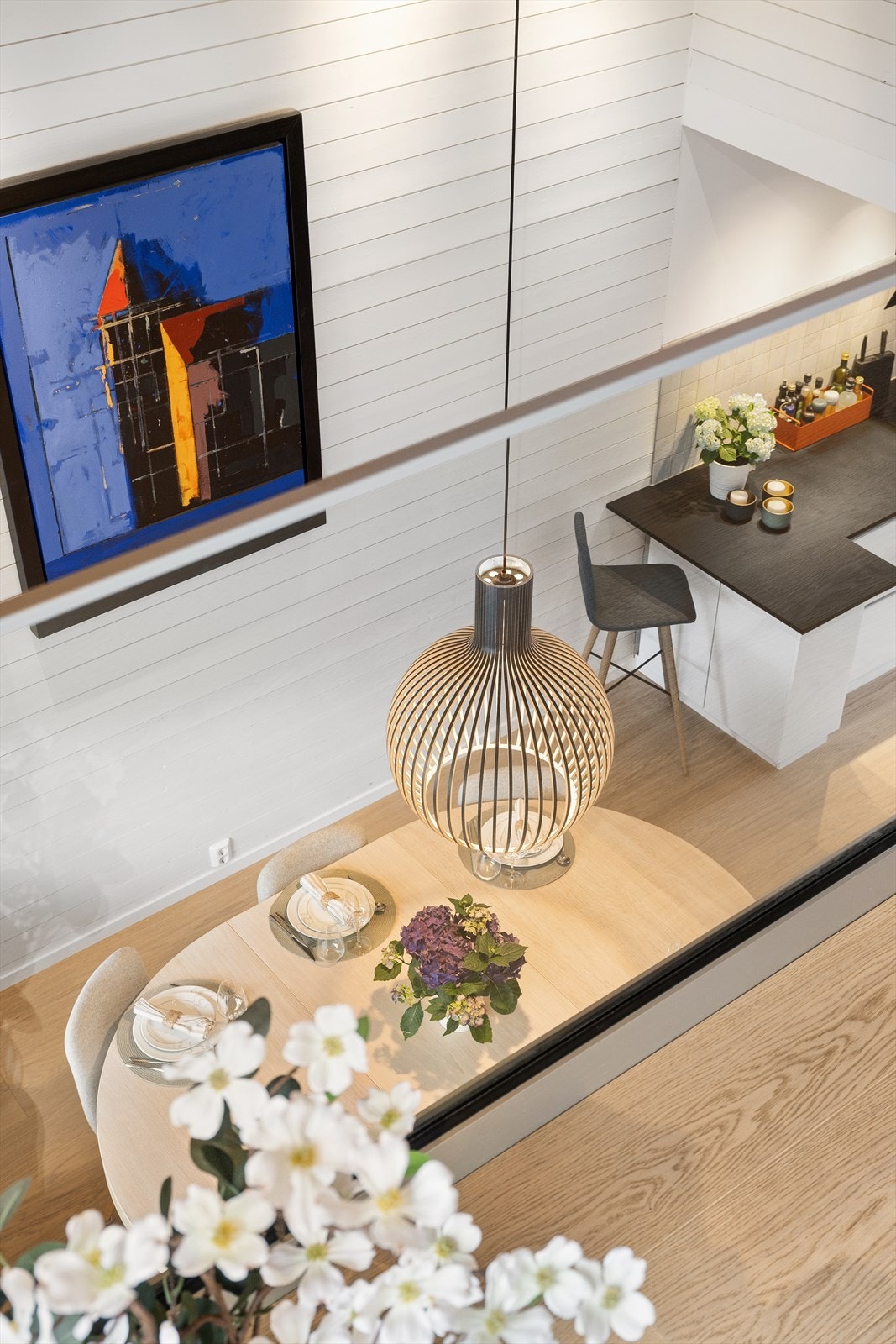 Det er en flott mesanin i 2. etasje med glassrekkverk som sikrer gode lysforhold Galleribilde