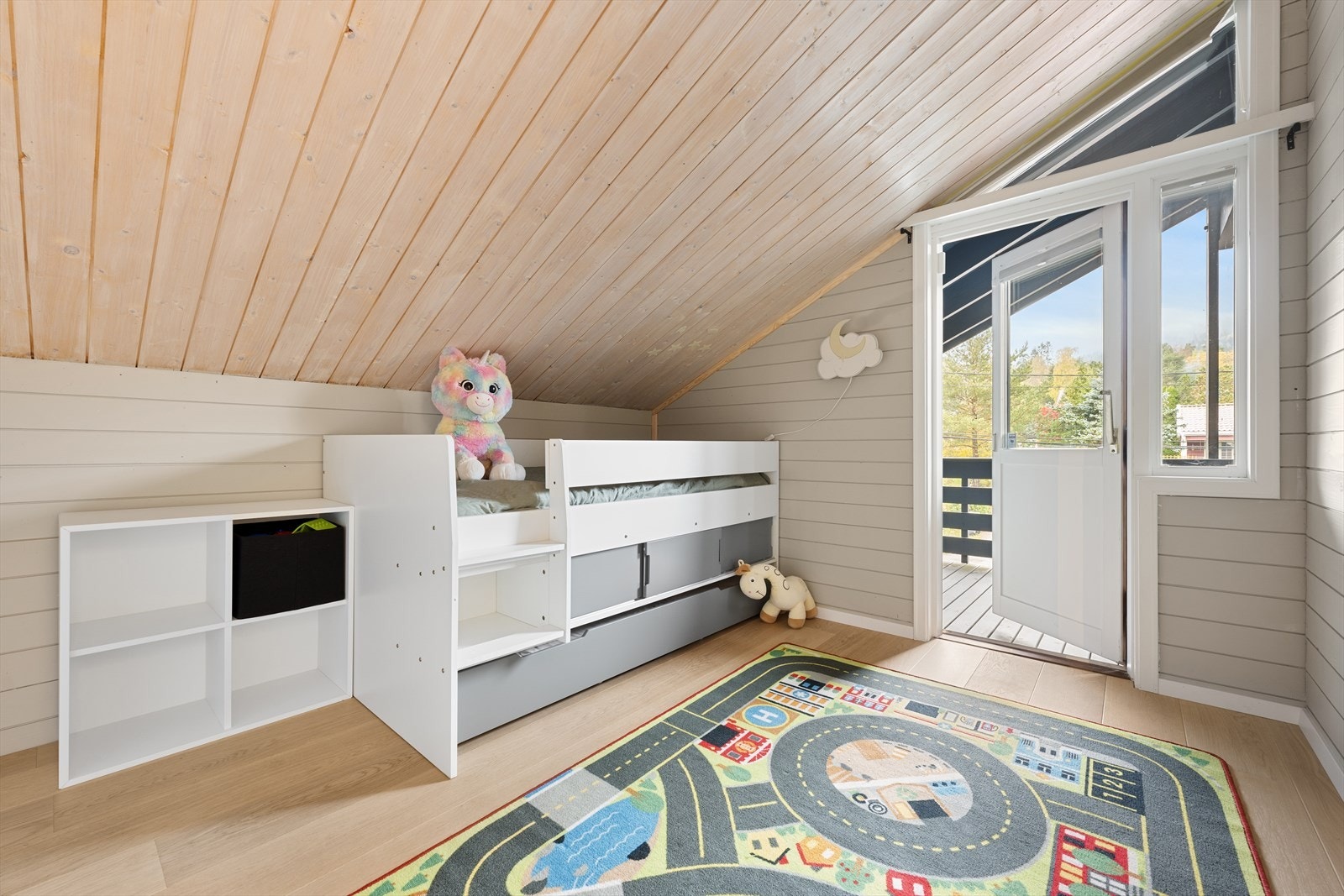 Soverom nr. 2 har plass til seng og garderobeskap, og har adkomst til en nordvent veranda på ca. 9 m² Galleribilde