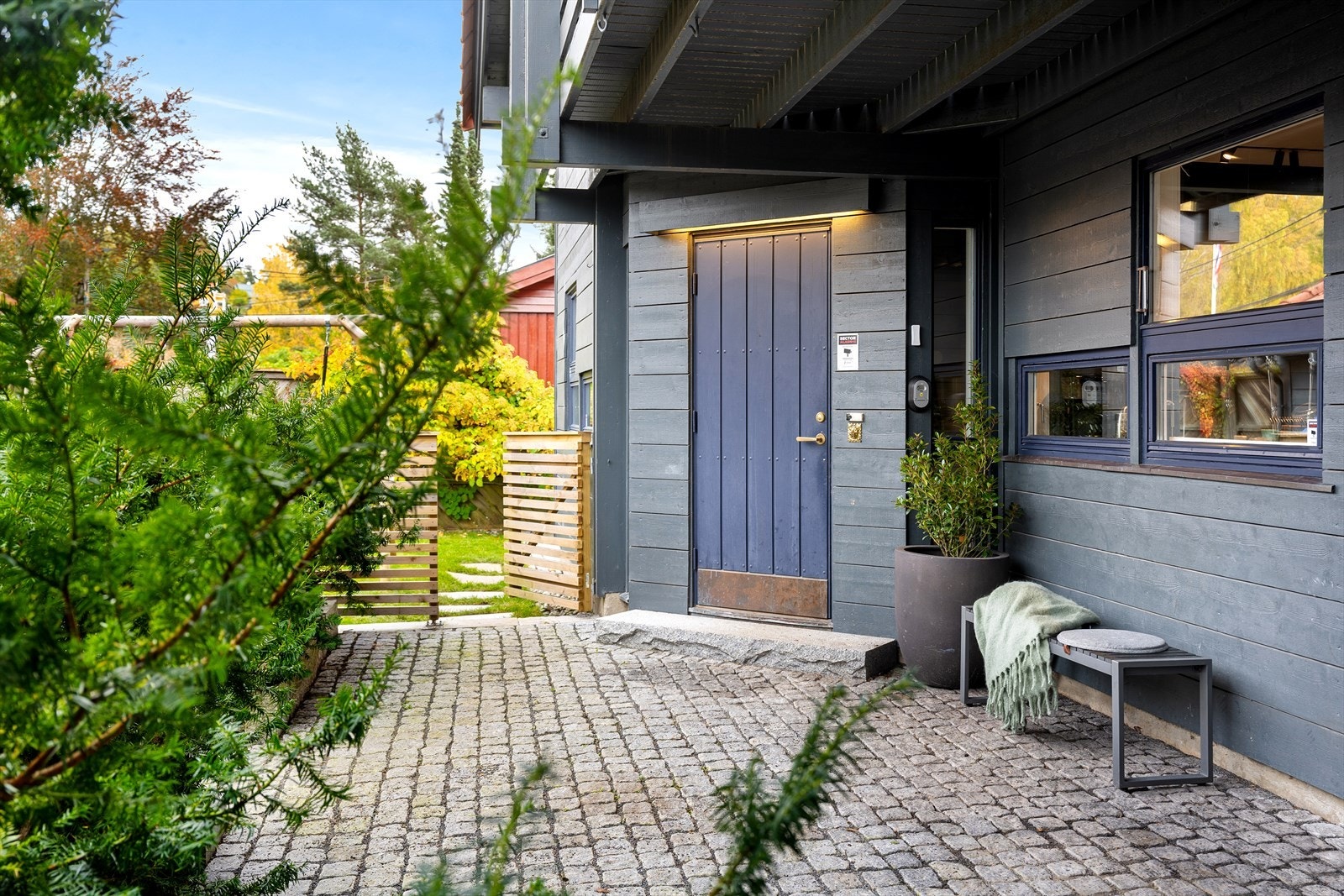 Velkommen inn! - Svenstuveien 4A har et hyggelig og innbydende inngangsparti Galleribilde