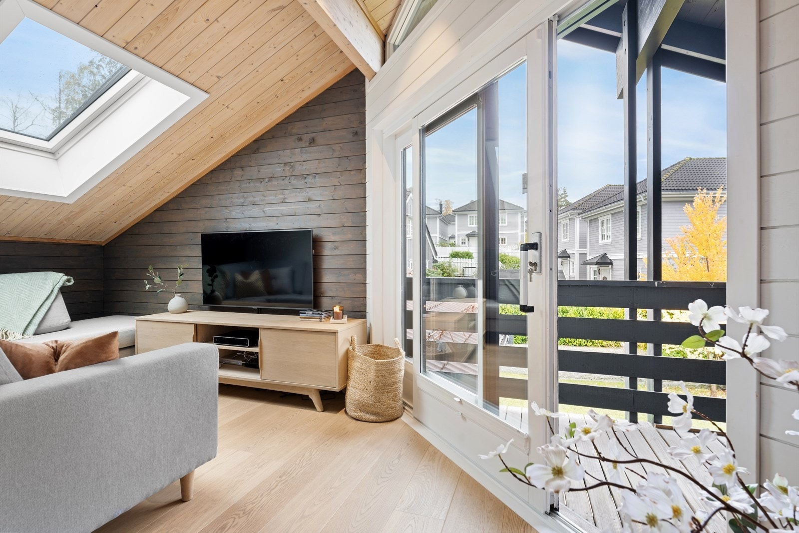 Loftstuen har plass til hyggelig sofaseksjon, stuebord og mediemøblement - Fra loftstuen er det videre adkomst til en sydvent veranda på ca. 7 m² Galleribilde